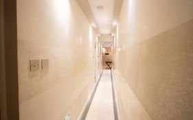 Oikoshomes Three Bedroom Flat In London